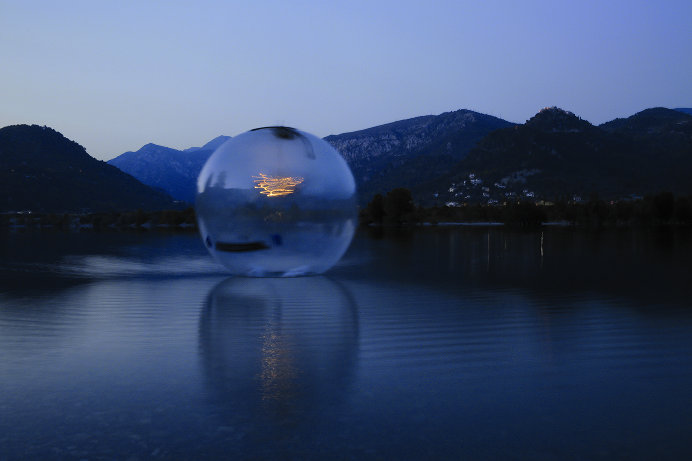 Exhibition view - Gonflable, Lac du Broc - France, 2015